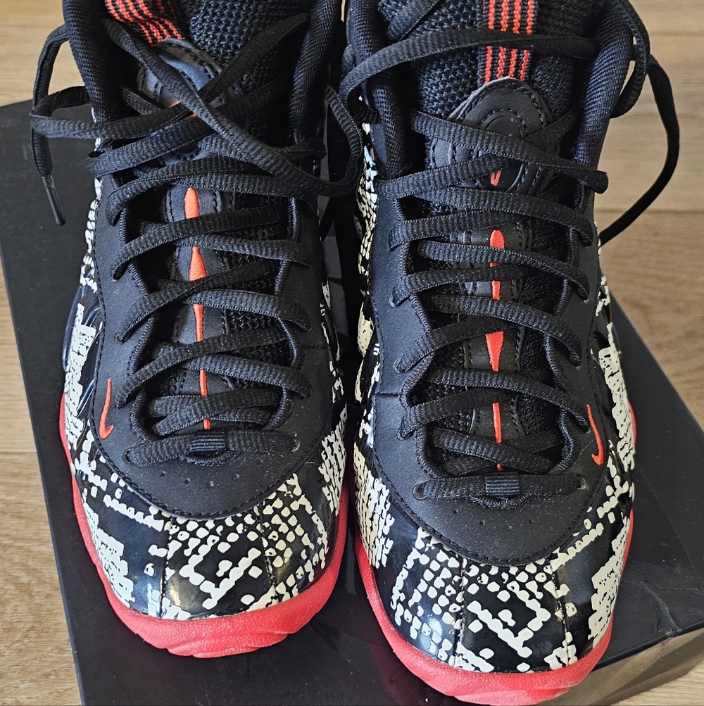 Nike Kids Black & Red Patterned Athletic Sneakers